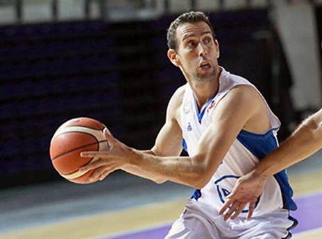 טוען להפרות בחוזה עימו. רוט