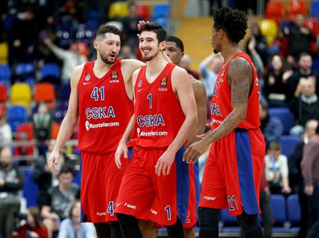 כיף שם בפסגה. שחקני צסק"א מחוייכים (getty)