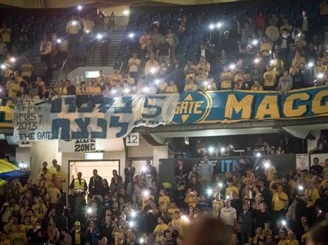 אווירה חמה בהיכל, כיאה למשחק מכריע (צילום: עודד קרני)