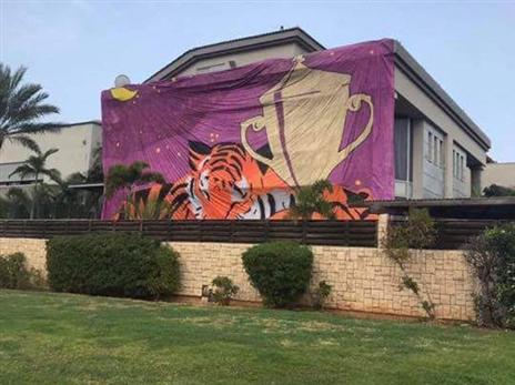 דגל הפריסה על ביתו של אוהד חולון