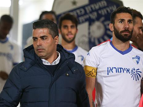 אי של יציבות בהרכב של סילבס. קוויאר עם המאמן (סוכנות ג'יני)