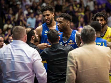 קיין עם האוהד. גארד מכבי ת"א היה עצבני מאוד (מנהלת הליגה)