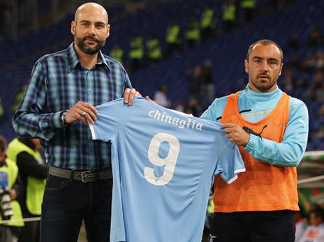 הבן לצד חלוץ גדול אחר של לאציו, כריסטיאן ברוקי (Getty)