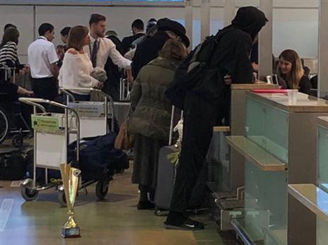 בדלפק הצ'ק אין, עם חבר מיוחד. רייס בנתב"ג