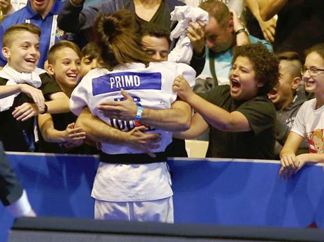 שמחה גדולה ביציעים בגני התערוכה בתל אביב (אלן שיבר)