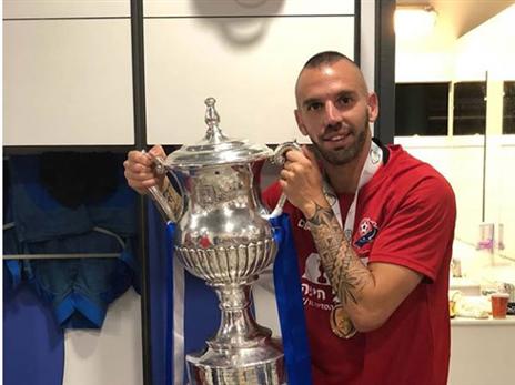 קפילוטו לא פספס הזדמנות להצטלם עם הגביע