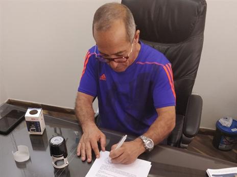 יו"ר אס"א ויקטור חדד חותם על מזכר ההבנות. צילום: עמותה לגיימינג תחרותי