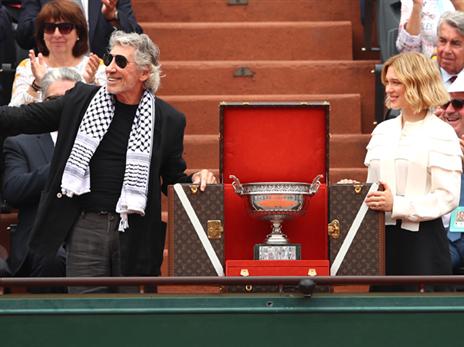 רוג'ר ווטרס חשף את הגביע (GETTY)