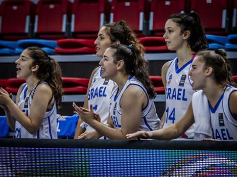 בשני הן פוגשות את יוון (באדיבות איגוד הכדורסל)