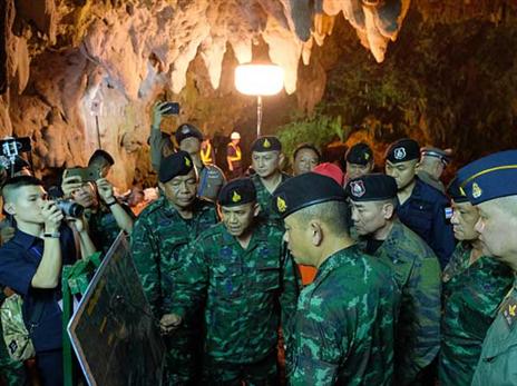 צוות החילוץ בודק אפשרויות כניסה למיקום של הלכודים (getty)