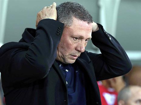 קלינגר, כאב ראש כבר בקדם העונה (אלן שיבר)