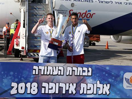 מייקל. דומה למארק (אלן שיבר)