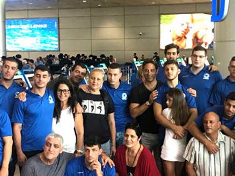 שחקני נבחרת הנוער עם המשפחות בנתב"ג (באדיבות איגוד הכדוריד)