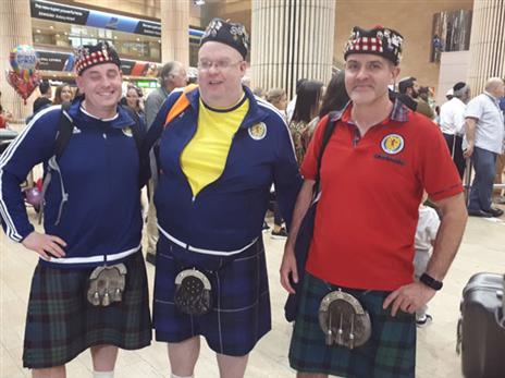 אוהדים סקוטים בנתב"ג. החצאית עדיין לא יצאה מהאופנה