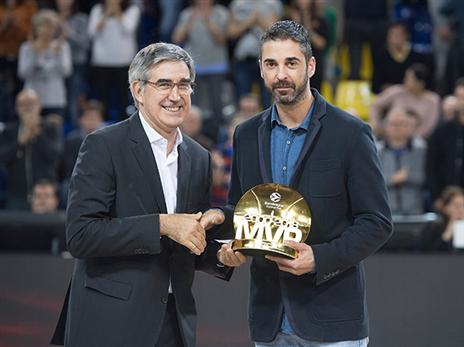 נבארו נהנה גם מהטקס שנערך לו לפני המשחק, וגם מהתצוגה של בארסה (Rodolfo Molina, getty)