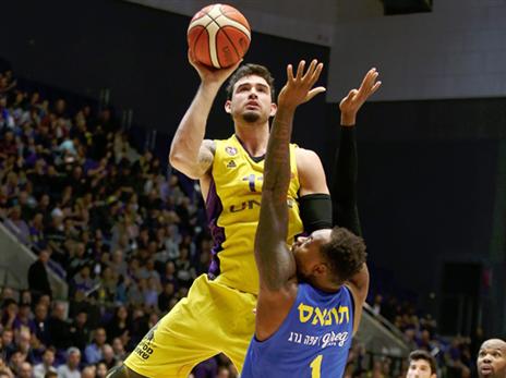 אלכסנדר במדי חולון בעונה שעברה (אלן שיבר)