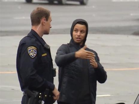 קרי מסביר לשוטר מה התרחש. גם לו זה קורה