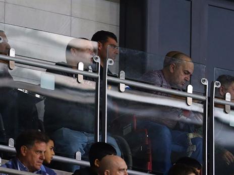 אביטן צופה מהיציע. זכה למחווה מהשחקנים שלו (לירון מולדודבן)