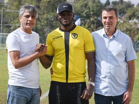 בדרך החוצה? אולנארה במעמד החתימה