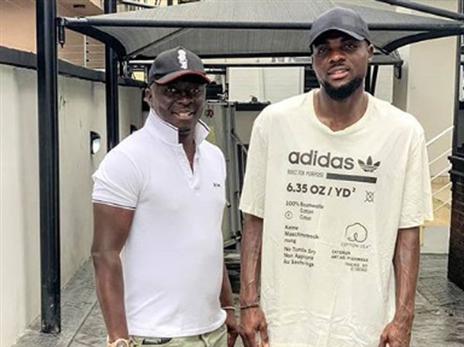 אריו לצד אוגו. מלווה אותו מקרוב (אינסטגרם)