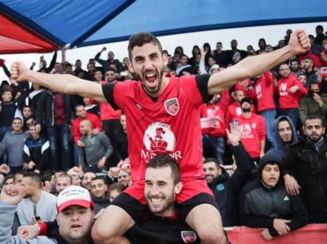 אדלשטיין חוגג על כתפי האוהדים (דני מרון)