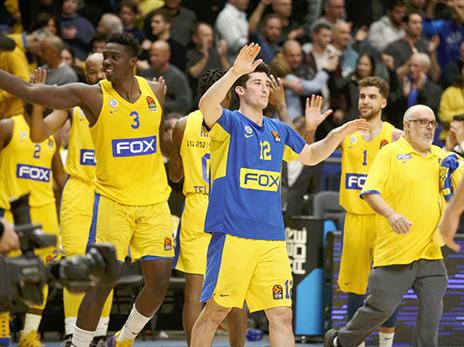 שחקני מכבי חוגגים בסיום