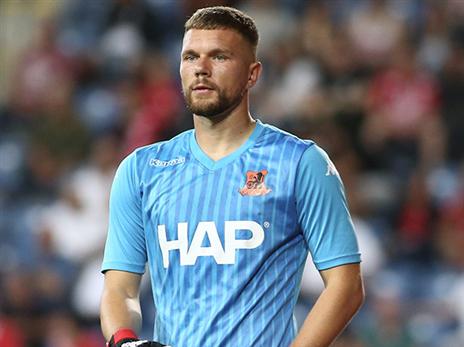 זובאס והחולצה בצבע תכלת. עוד פארסה