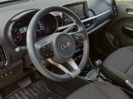 תא הנוסעים של הקיה. פשוט, קודר ומערכת המדיה אינה מרשימה