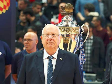 הנשיא רובי ריבלין. העניק את הגביע לבעלת הבית (אלן שיבר)