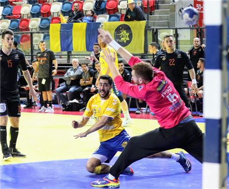 יוני רוזנטל בחצי הגמר מול נס ציונה. ראשל"צ תזכה בפעם ה-11? (הדר ואן קולא, איגוד הכדוריד)