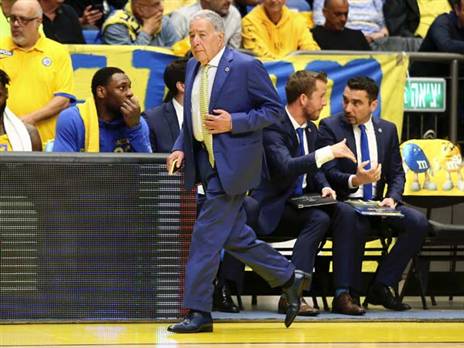 מזרחי ממהר להתעדכן במה שקורה מחוץ לאולם (אלן שיבר)