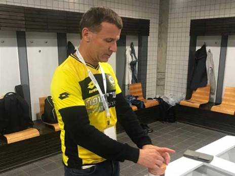 תורמים צדקה לפני המשחק