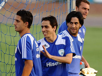 לצד כיאל. "סמל למצויינות" (אלן שיבר)