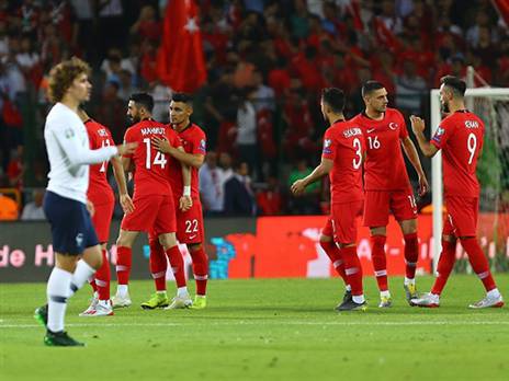 הפסד בכורה לצרפת במוקדמות (getty)