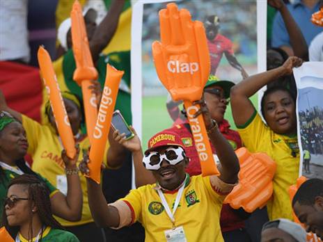 האוהדים הקמרונים כבר תפסו את מקומם (getty)