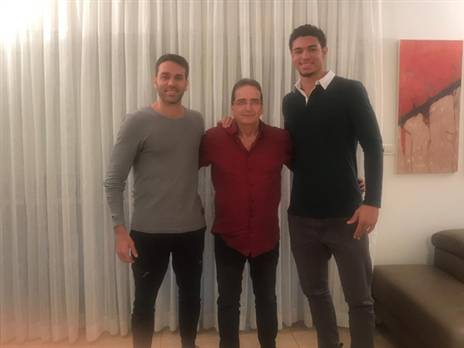 אייזנדורף עם סוכנו רז גל ונציג בעלי הפועל ת"א ידידיה רפפורט. ירים את הפועל ת"א?