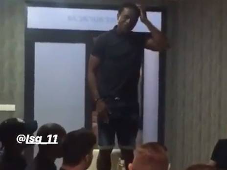 לוי גארסיה משעשע את בית"ר במחנה (צילום: האתר הרשמי)