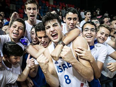 אבדיה חוגג עם האוהדים (עודד קרני)