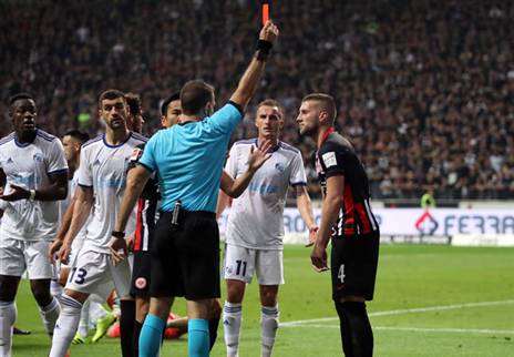 גרינפלד שולף אדום לרביץ' (getty)