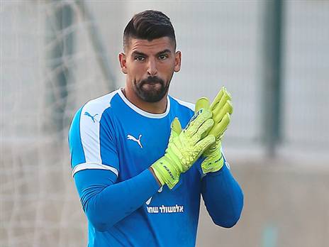 הרוש. האם השוער יתפוס את האפודה הפותחת? (אלן שיבר)