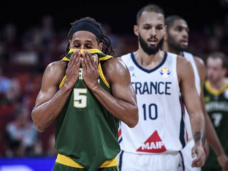 בעיטה חזקה בדלי. מילס (FIBA)