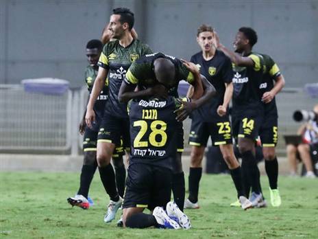 "נהניתי מכל רגע". שחקני בית"ר חוגגים את הזכייה (צילום: דני מרון)