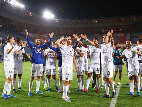 חבורה מגובשת ובוגרת. שחקני מכבי תל אביב חוגגים (אלן שיבר)