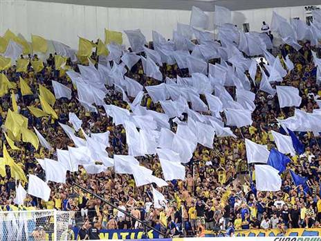 "הקהל שלהם גורם לאמוציות שלי להשתגע". אוהדי מכבי (צילום: ברני ארדוב)