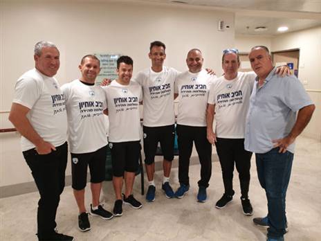 הצוות והאבא. בנבחרת הכינו חולצות מיוחדות (ההתאחדות לכדורגל)