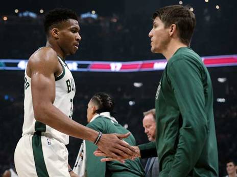 יאניס עם קורבר. יש ממי ללמוד (Getty)