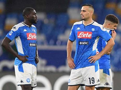 שחקני נאפולי. שומרי הראש יעזרו מול האולטראס? (getty)