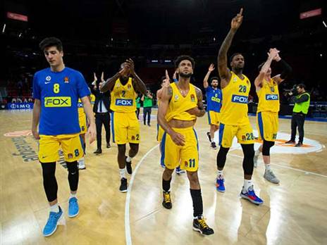 זמן גם לפרגן. שחקני מכבי בתום המשחק (getty)