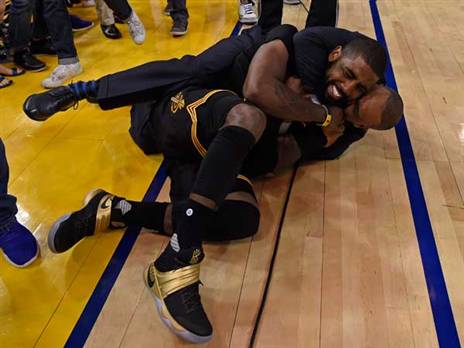 הנדי חוגג עם קיירי. חתום על אליפות היסטורית (Getty)