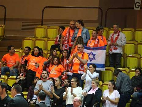 הקהל הכתום הגיע לתמוך (צילום: מנואל ויטלי)